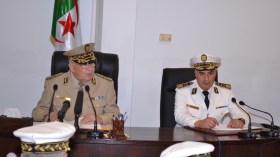 قايد صالح ينصّب اللواء حولي قائدا جديدا للقوات البحرية