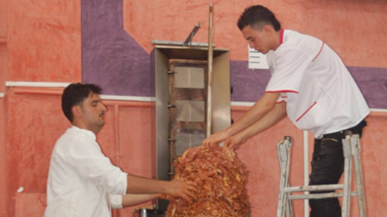 شوارمة المونديال الأكبر في العالم تصنع الحدث بقسنطينة