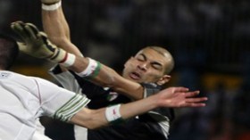 شاوشي يصاب في الرقبة، يضع الواقي و يصر على اللعب