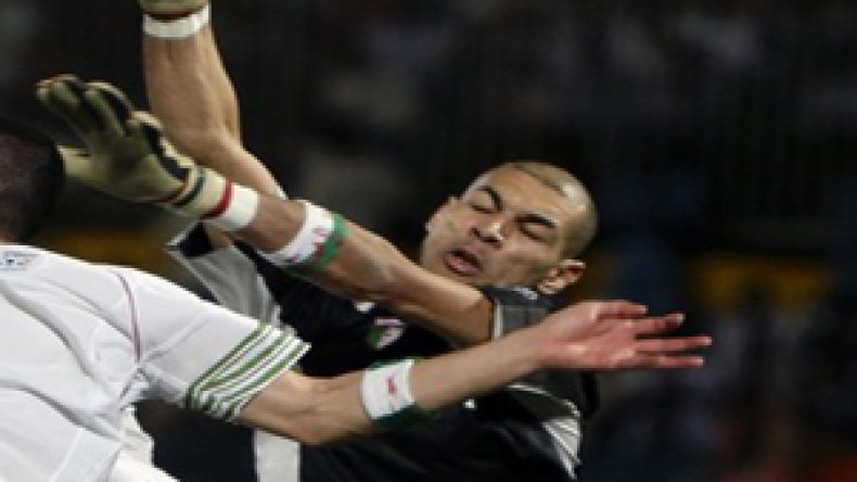 شاوشي يصاب في الرقبة، يضع الواقي و يصر على اللعب