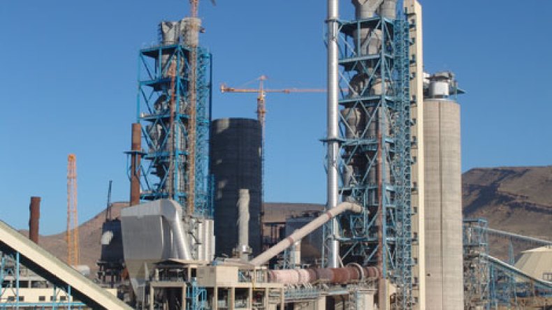 بارونات الإسمنت “يكسرون” شركات المواد الحمراء والخزف العمومية