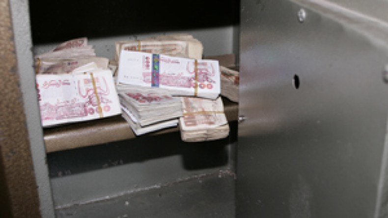 موظفة ببنك في بلعباس تحتال على زبون وتختلس 300 مليون