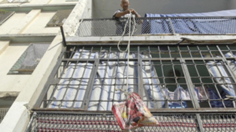 جزائريون مسجونون في شققهم والحبل وسيلة عيشهم