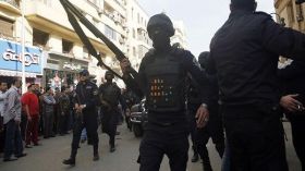 مقتل مسلح وإصابة ضابطي شرطة في اشتباك قرب القاهرة