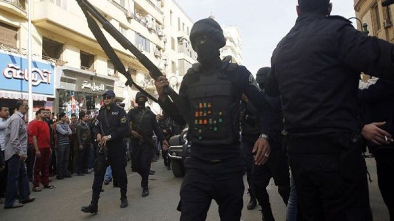 مقتل مسلح وإصابة ضابطي شرطة في اشتباك قرب القاهرة