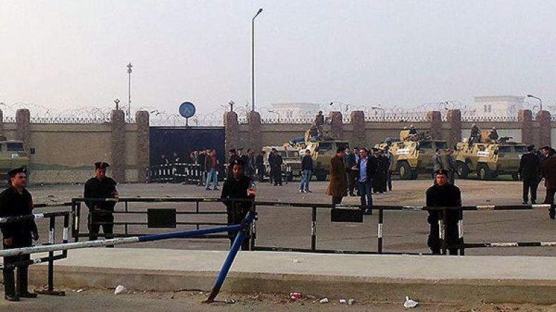 مقتل شرطي وإصابة آخرين في إطلاق نار قرب القاهرة