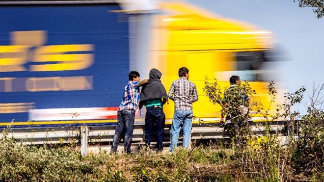 العثور على مهاجر ميتاً في شاحنة شمال فرنسا