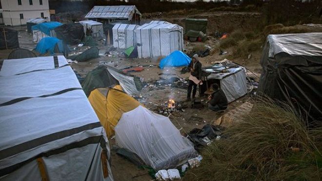 الغارديان: معاملة بريطانيا للاجئين عار حقيقي