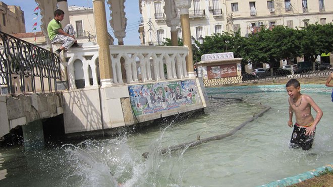 أبناء الفقراء يغامرون بحياتهم في النافورات العمومية؟