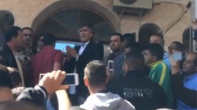 رشيد نكاز يطارد شكيب خليل في زاوية الشلف
