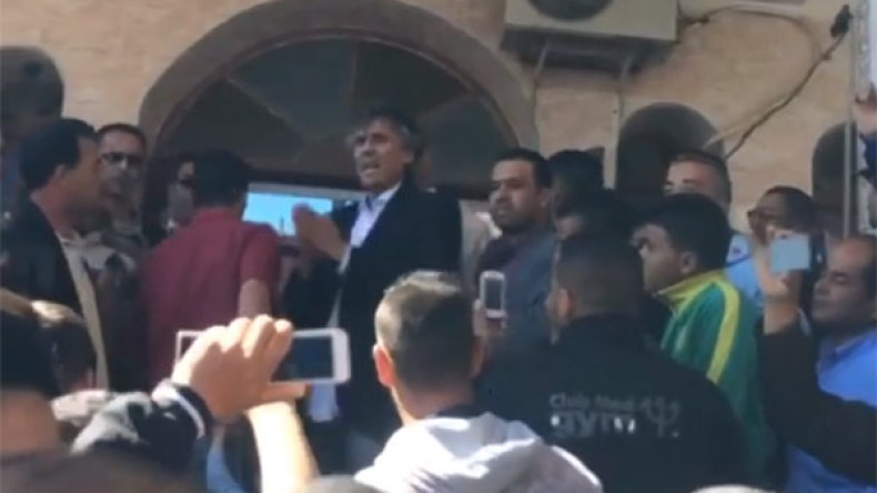 رشيد نكاز يطارد شكيب خليل في زاوية الشلف