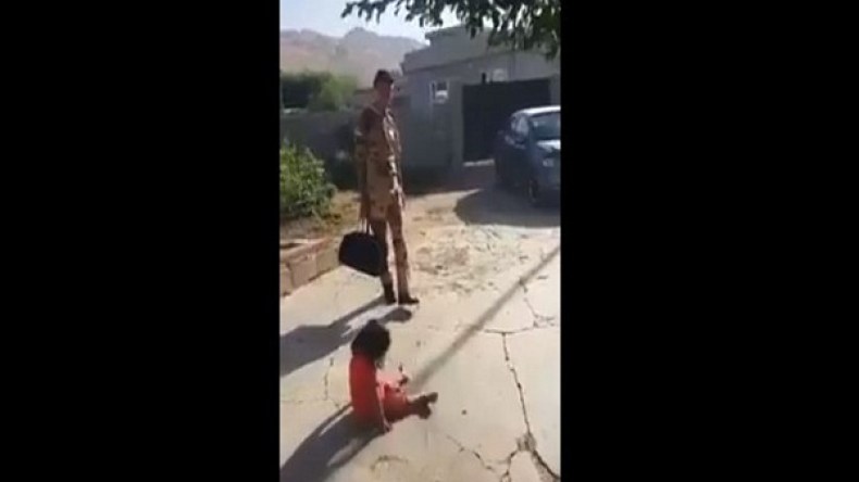 طفلة تحاول منع والدها من المشاركة في معركة الموصل