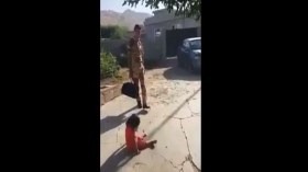 طفلة تحاول منع والدها من المشاركة في معركة الموصل