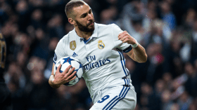 بن زيمة صار “فرنسيا” وماكرون يطالب بإرجاعه إلى “الديكة”