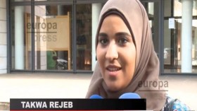 طالبة إسبانية مسلمة تكسب معركة الحجاب