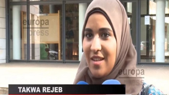 طالبة إسبانية مسلمة تكسب معركة الحجاب