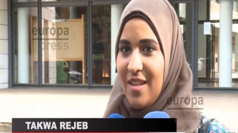 طالبة إسبانية مسلمة تكسب معركة الحجاب