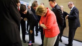 ترودو يتباهى بـ”جواربه” أمام ميركل!