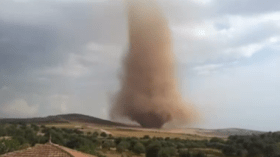 “عفريت الغبار” يثير هلعا وسط سكان الأسنام بالبويرة