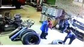 عامل في ورشة يطير في الهواء بسبب انفجار عجلة ضخمة