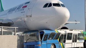 طائرة إيرانية تحط على سطح حافلة بمطار إسطنبول