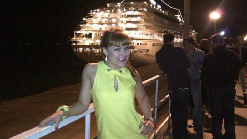 هذه قصة عارضة الأزياء البريطانية التي تتسوّل بمساجد الإمارات؟!