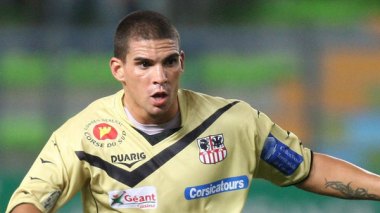 Carl Medjani to Echorouk: â€œDo not ask me about Morocco. Qualification to Africa Cup 2012 is the most importantâ€