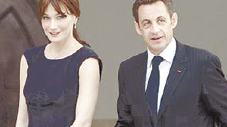 ساركوزي مهدد بفضيحة جديدة بعد سرقة صور لزوجته مع حبيبها السابق