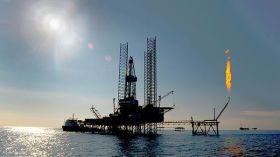 مقتل 32 عاملاً من أذربيجان في حريق على منصة نفطية