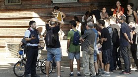 الكاتالونيون يحتلون مراكز الاقتراع في برشلونة