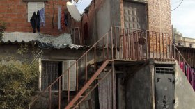 44 سنة من المعاناة داخل جحور.. والسكان ينتظرون نصيبهم من الترحيل