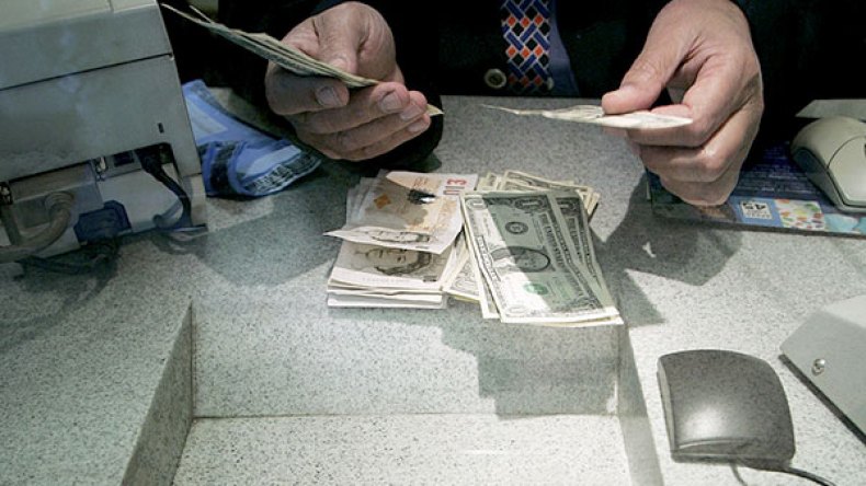 طوابير مكتظة داخل البنوك من أجل 115 أورو؟!