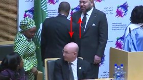 شرقي يرفض الوقوف لمصافحة الملك