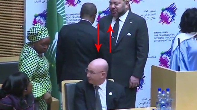 شرقي يرفض الوقوف لمصافحة الملك