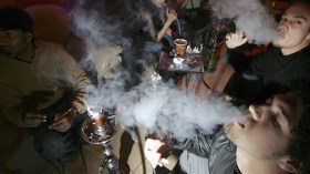 مقاهي‮ ‬الشيشة بديكور‮ “‬كباريهات‮” ‬تستهوي‮ ‬الأطفال قبل الكبار‬