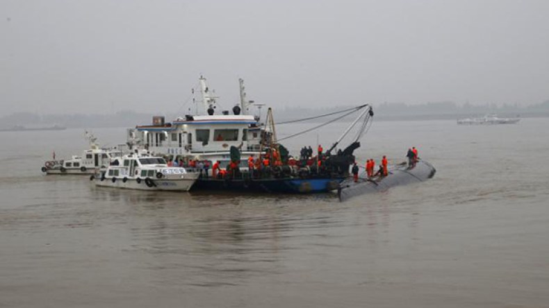 مئات المفقودين إثر انقلاب سفينة ركاب في الصين