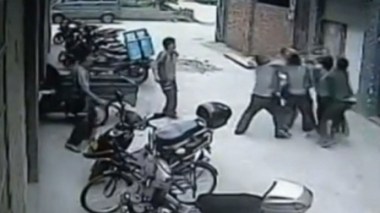 Chine : une fillette saine et sauve après une chute du 5e étage