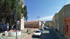 عمدة بلدة إيطالية ينظف شوارعها بنفسه!