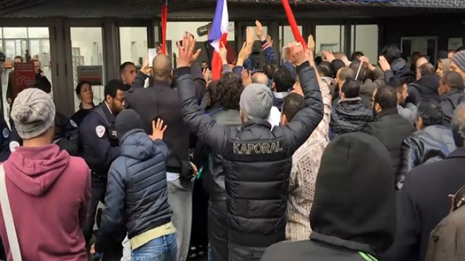 الشرطة الفرنسية تقتحم مسجداً وتُخرج المصلين منه