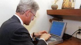 كمبيوتر كلينتون الذي أرسل منه أول رسالة رئاسية للبيع