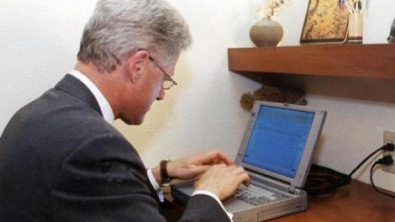 كمبيوتر كلينتون الذي أرسل منه أول رسالة رئاسية للبيع