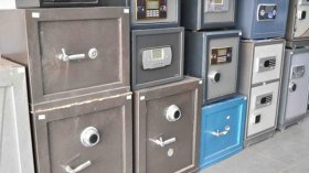 الخزائن الفولاذية.. بنوك بديلة في بيوت الجزائريين !