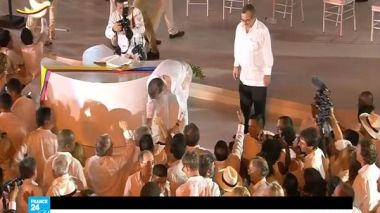 كولومبيا توقع اتفاق سلام ينهي أقدم نزاعات أمريكا اللاتينية