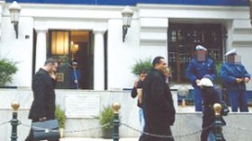 مفتش شرطة يعتدي جنسيا على متهمة في زنزانة الحجز