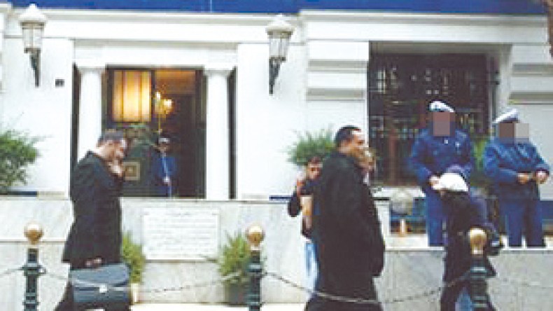 مفتش شرطة يعتدي جنسيا على متهمة في زنزانة الحجز