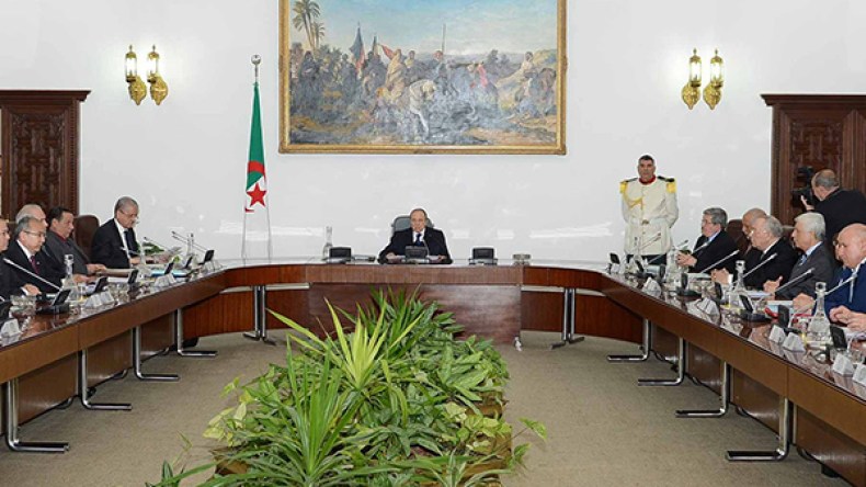 بوتفليقة يأمر الحكومة بالتحاور مع الشركاء الاقتصاديين والنقابات