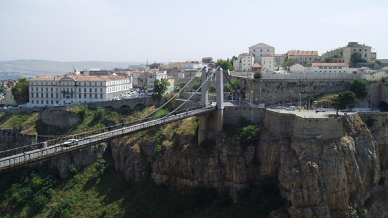 والي قسنطينة يفرض ارتداء الكمامات