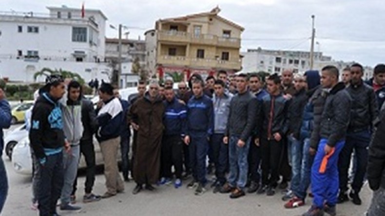 ذوو حراقة جزائريين ينظمون مسيرة بقلب العاصمة التونسية