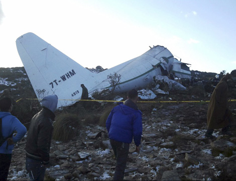 Le seul rescapé du crash de l’avion militaire sort du danger