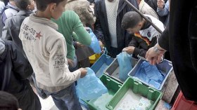 طوابير وتدافع من أجل الخبز والحليب